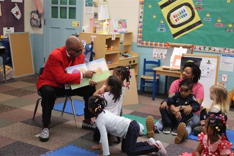 MCPS Superintendent Dr. Zeb Talley reads to a group of preschool students